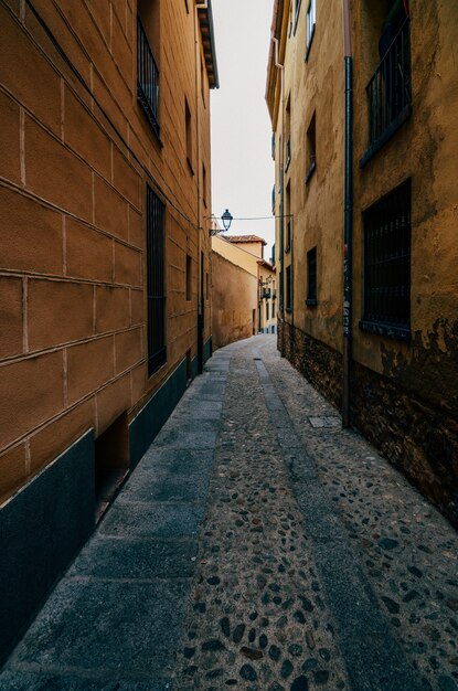 Disparo vertical de edificios en calles antiguas del barrio judío de Segovia, España