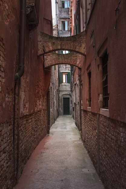 Disparo vertical de un estrecho callejón en Venecia, Italia