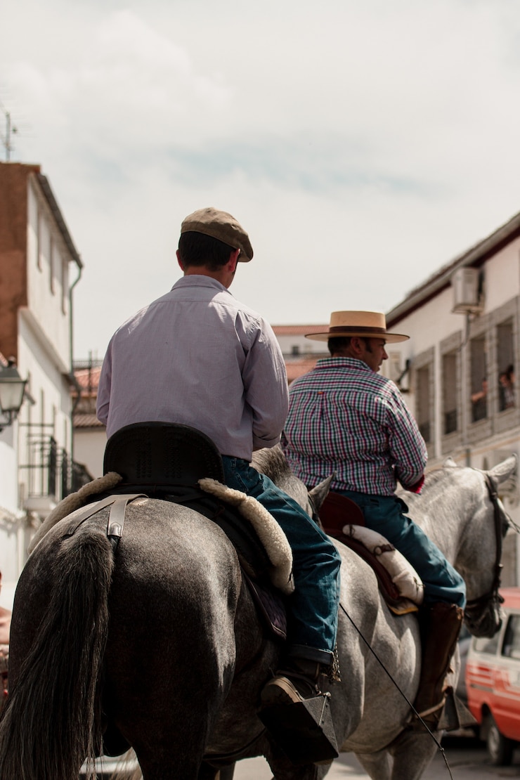 Foto gratuito disparo vertical f dos hombres a caballo por la ciudad