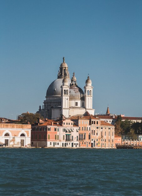 Disparo vertical de la famosa basílica de Santa María en Venecia, Italia