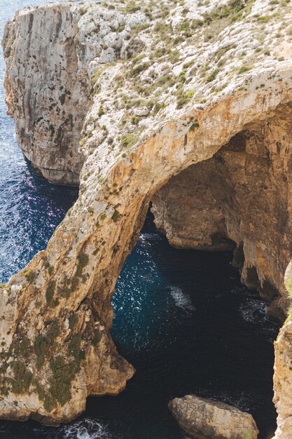 Disparo vertical de la famosa pared azul y el mirador de la gruta en Malta
