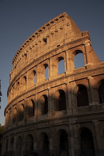 Disparo vertical de un famoso Coliseo en Roma, Italia durante la puesta de sol