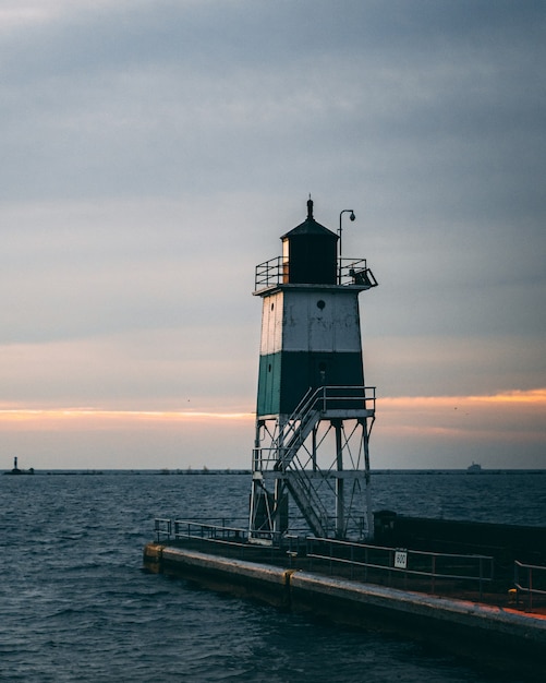 Disparo vertical de un faro y una hermosa puesta de sol