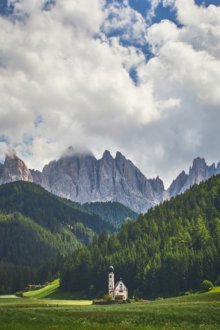 Foto gratuito disparo vertical de un faro en el parque natural puez-geisler en italia