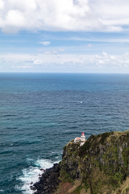 Disparo vertical del faro ponta do arnel en la isla de sao miguel