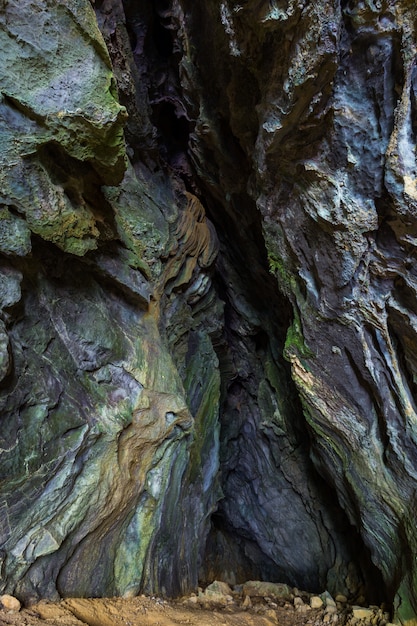 Disparo vertical de las formaciones rocosas naturales cubiertas de musgo en el municipio de Skrad en Croacia