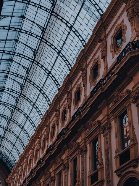 Disparo vertical de la Galleria Vittorio Emanuele en Milán, Italia