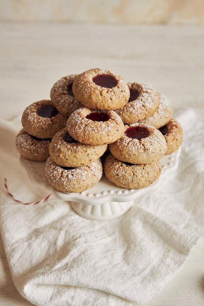 Disparo vertical de galletas recién hechas con mermelada para Navidad