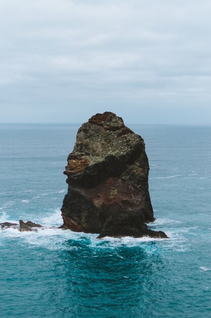 Disparo vertical de una gran piedra en medio del océano capturado en Madeira, Portugal