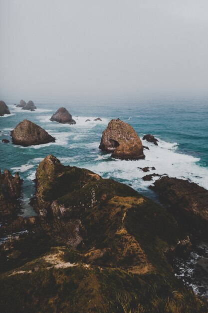 Disparo vertical de grandes rocas en nugget point ahuriri, nueva zelanda