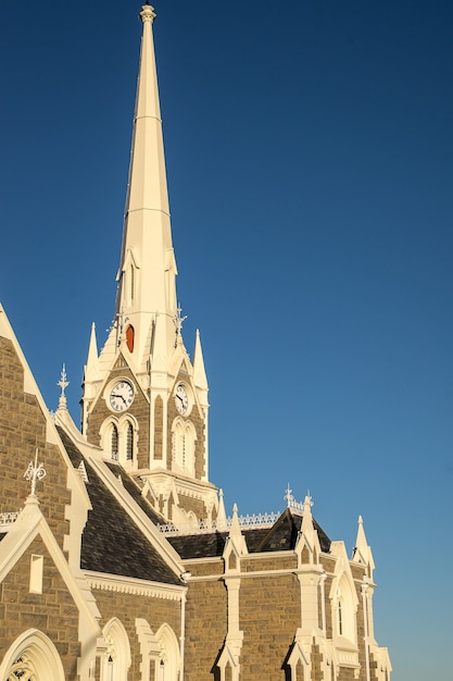 Disparo vertical de Groot Kerk en Sudáfrica bajo un cielo azul