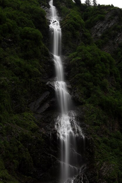 Disparo vertical de una hermosa cascada en las montañas de Alaska