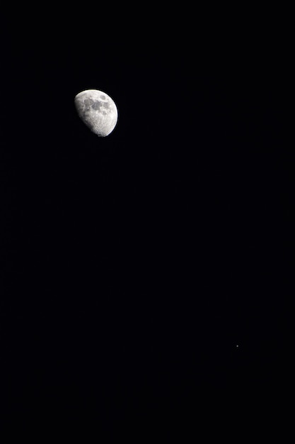 Disparo vertical de la hermosa luna en el cielo nocturno