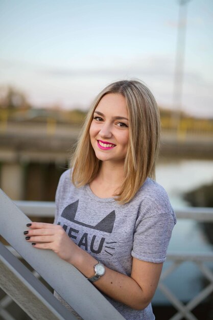 Disparo vertical de una hermosa mujer rubia caucásica posando