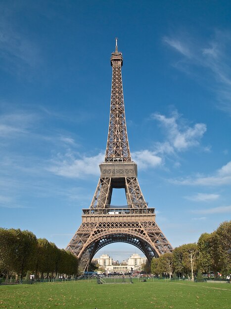 Disparo vertical de la hermosa Torre Eiffel capturada en París, Francia