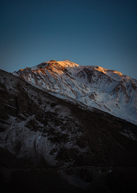 Disparo vertical de hermosas colinas rocosas en Spiti