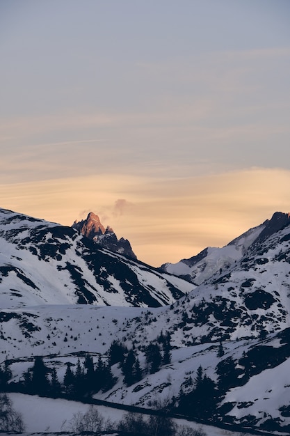 Foto gratuita disparo vertical de hermosas montañas alpinas cubiertas de nieve