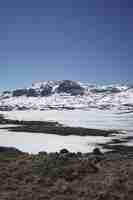 Foto gratuita disparo vertical de hermosas montañas nevadas