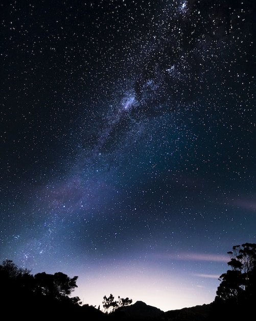 Disparo vertical de un hermoso cielo estrellado