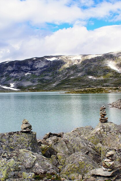 Disparo vertical de un hermoso lago rodeado por altas montañas rocosas en Noruega