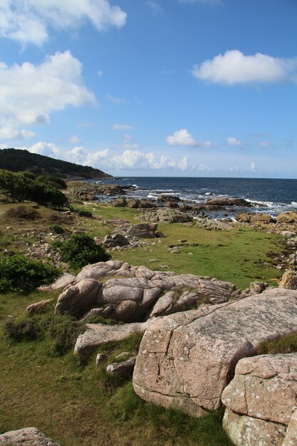 Disparo vertical de un hermoso paisaje costero con grandes rocas en Hammer Odde, Bornholm, Dinamarca