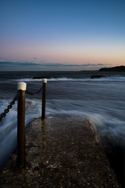 Disparo vertical de un hermoso paisaje marino al atardecer