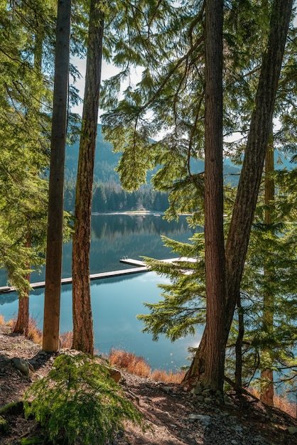 Disparo vertical de hermosos paisajes del Lago Perdido, Whistler, BC, Canadá