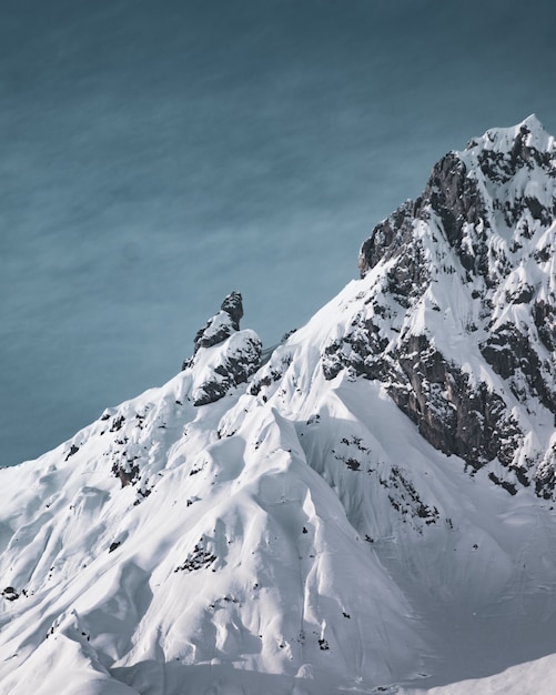 Disparo vertical de los hermosos picos de las montañas cubiertas de nieve