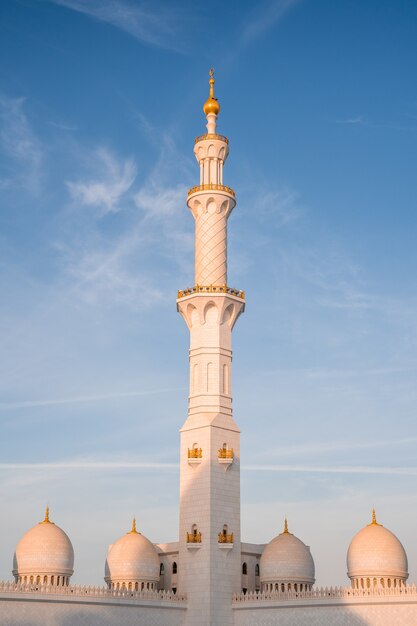 Disparo vertical de la histórica Gran Mezquita Sheikh Zayed en Abu Dhabi, Emiratos Árabes Unidos contra el cielo azul