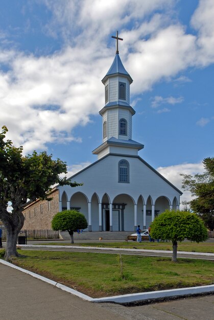 Disparo vertical de una iglesia con un cielo nublado azul en el fondo