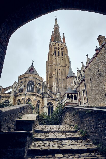 Disparo vertical de la Iglesia de Nuestra Señora de Brujas en Bélgica en un cielo despejado