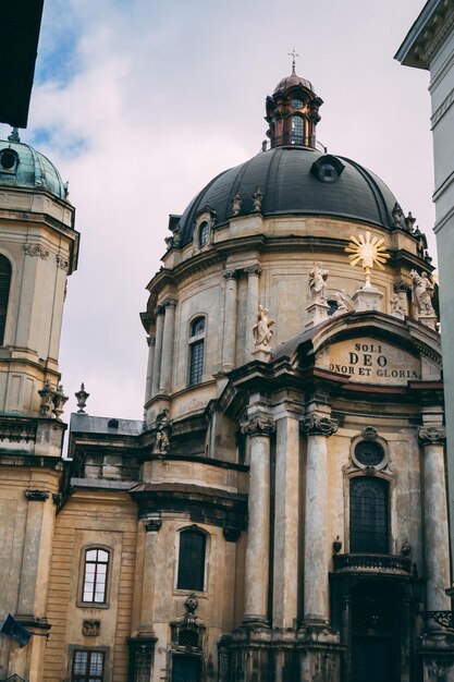 Disparo vertical de la Iglesia de la Sagrada Eucaristía Lviv Ucrania