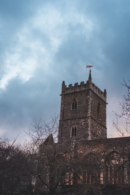 Disparo vertical de la Iglesia de San Pedro en Bristol, Reino Unido, bajo un cielo nublado