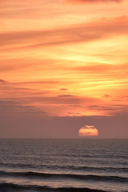 Disparo vertical de un impresionante paisaje al atardecer sobre el océano