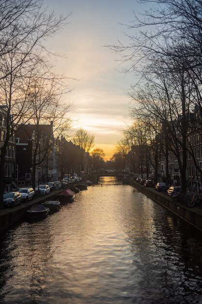 Disparo vertical de una impresionante puesta de sol sobre el río en el sureste de Amsterdam