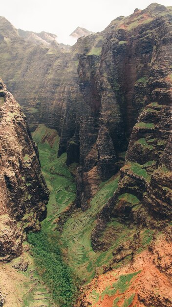 Disparo vertical de los impresionantes acantilados de montaña capturados en Kauai, Hawaii