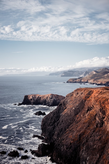 Disparo vertical de la increíble Marin Headlands sobre un fondo de cielo nublado