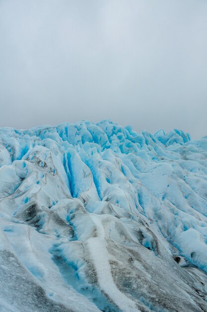 Disparo vertical de una increíble textura de glaciar