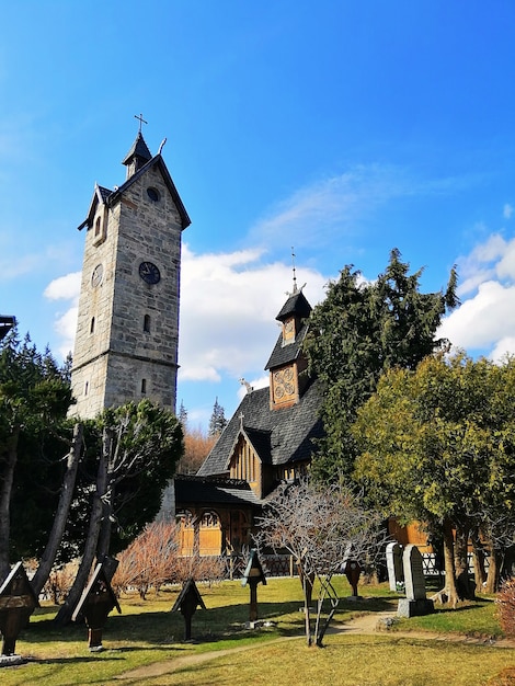 Disparo vertical de un jardín detrás de la Iglesia Wang en Karpacz, Polonia