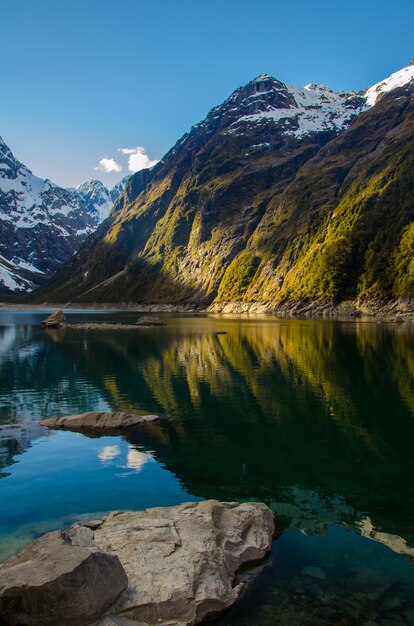 Disparo vertical del lago Marian y las montañas en Nueva Zelanda