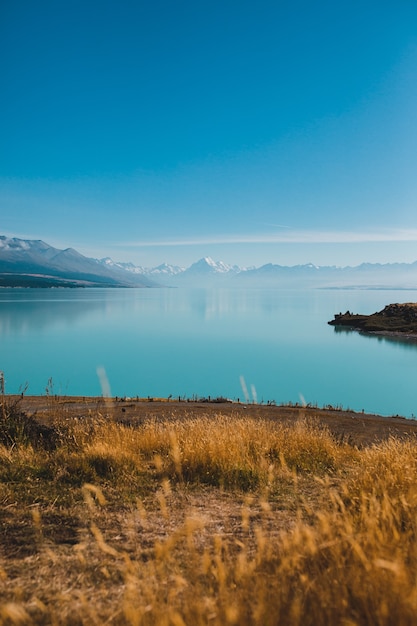 Foto gratuita disparo vertical del lago pukaki y mount cook en nueva zelanda