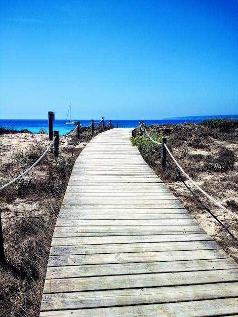 Foto gratuita disparo vertical del malecón junto a una playa en formentera, españa