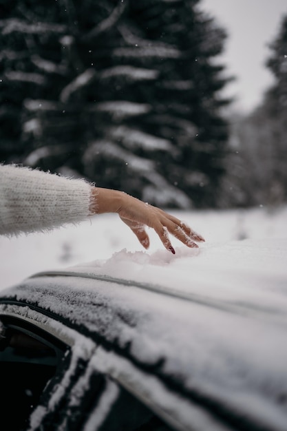 Disparo vertical de una mano humana jugando con una nieve blanca