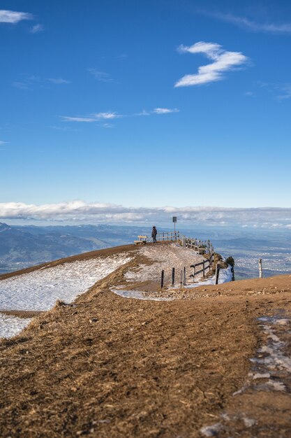 Disparo vertical de un mirador con vistas a un valle de la ciudad con el cielo azul