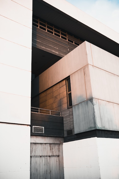 Disparo vertical de una moderna fachada de edificio blanco