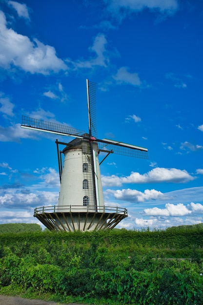 Foto gratuita disparo vertical del molino de viento fauconniersmolen en gante, bélgica