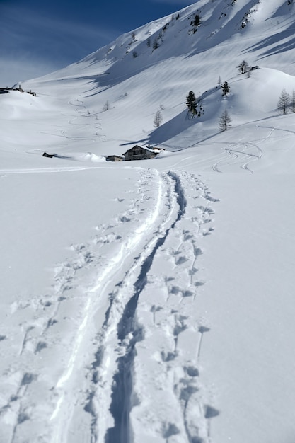 Disparo vertical de una montaña cubierta de nieve en el Col de la Lombarde Isola 2000 Francia