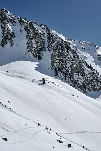 Disparo vertical de una montaña cubierta de nieve en el Col de la Lombarde Isola 2000 Francia