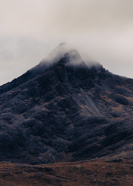 Disparo vertical de una montaña cubierta por una nube de niebla en Escocia, Isla de Skye