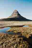 Foto gratuita disparo vertical de la montaña kirkjufell en la ciudad de grundarfjordur en islandia